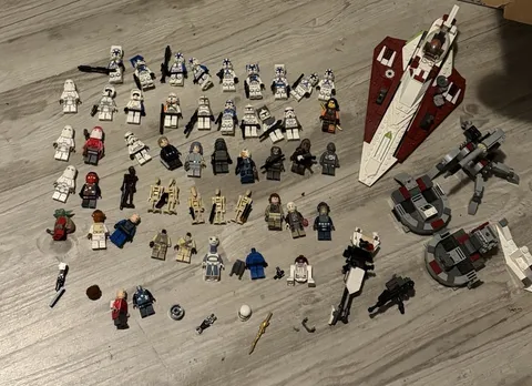 LEGO Star Wars Minifigure Lot w/ Vehicles Builds over 40 mini-figures