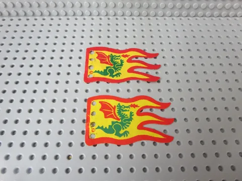 Lego x2 (2x) Lot Cloth Flag 8x5 Wave Red Border Green Dragon Pattern x376px1