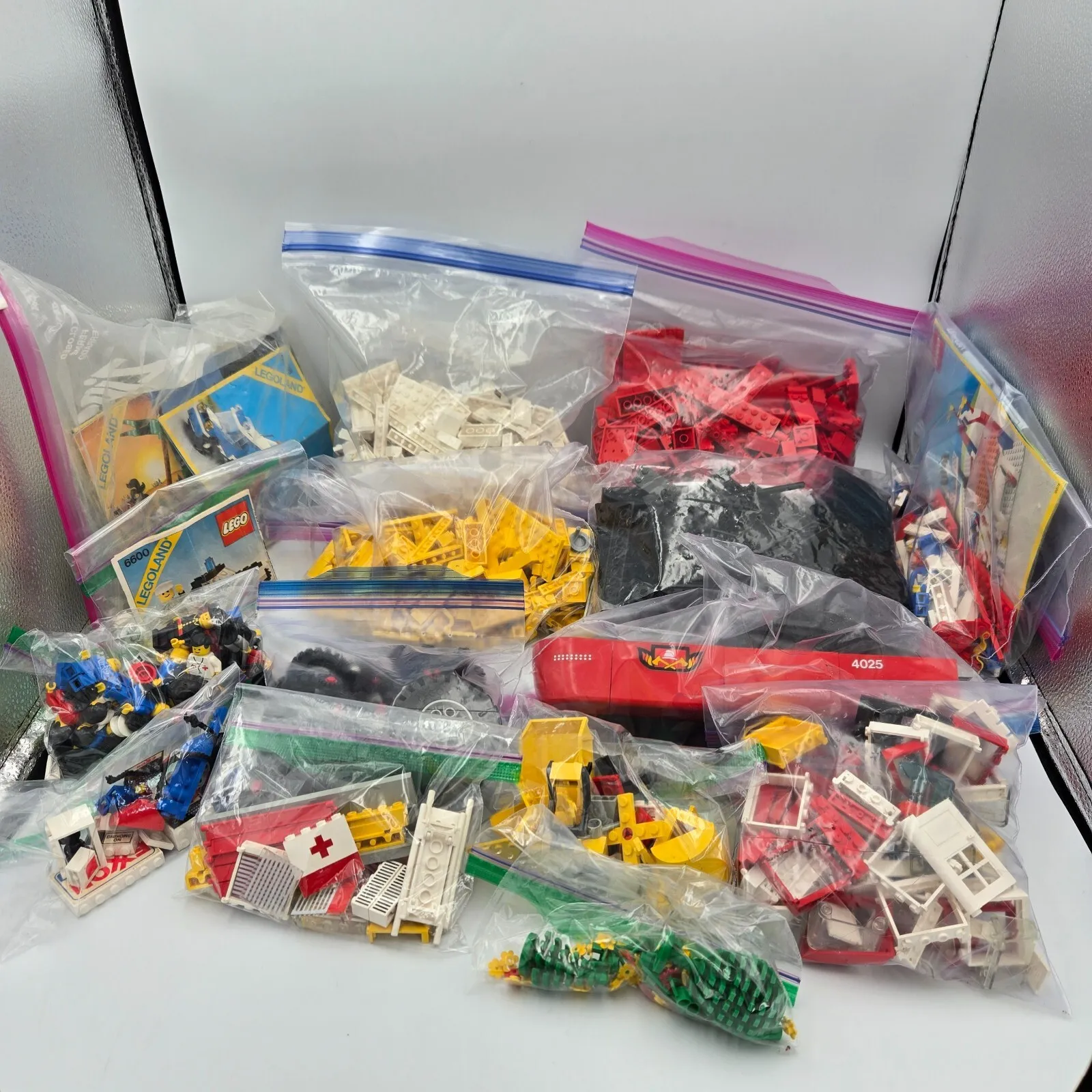 LEGO Vintage 1970s & 1980s Minifigures,  Mixed Bricks & Parts big Lot