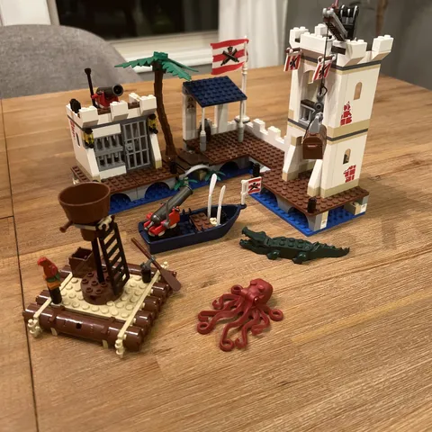 LEGO Pirates: Soldiers' Fort (6242) & Kracken Attackin (6240): NO figures - READ