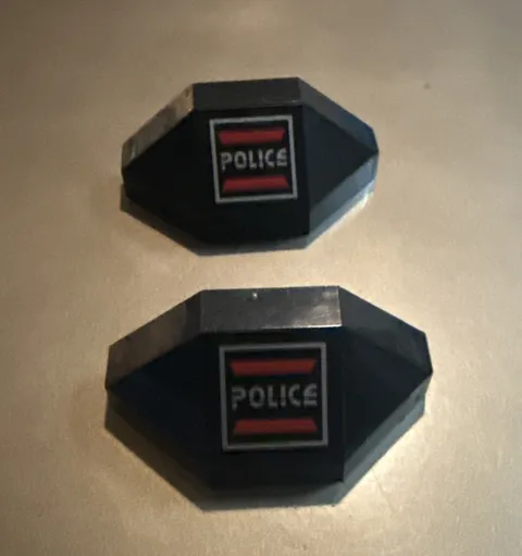 Lego 2x 2468pb03 Black Panel 3 x 3 x 6 Corner Convex Space Police Left Logo Vf
