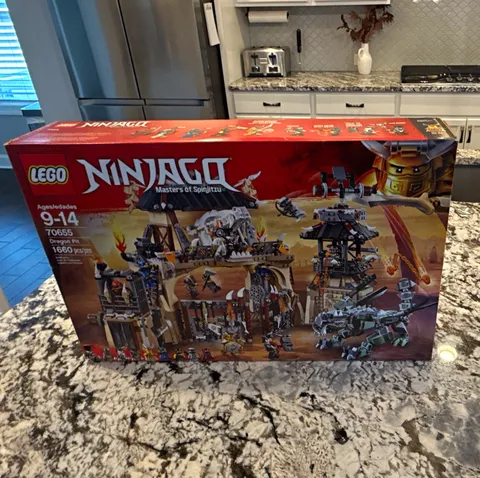 LEGO NINJAGO Masters of Spinjitzu Dragon Pit 70655 1660pcs 9-14 Box Damaged
