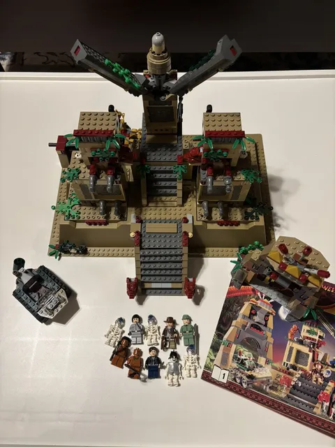 LEGO Indiana Jones (7627) Temple Of The Crystal Skull