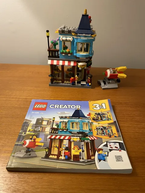 LEGO CREATOR: Townhouse Toy Store (31105)  --  COMPLETE