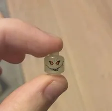 LEGO BATMAN - Minifig, Head Alien, Red Eyes & Wide Stitched Smile (Scarecrow)