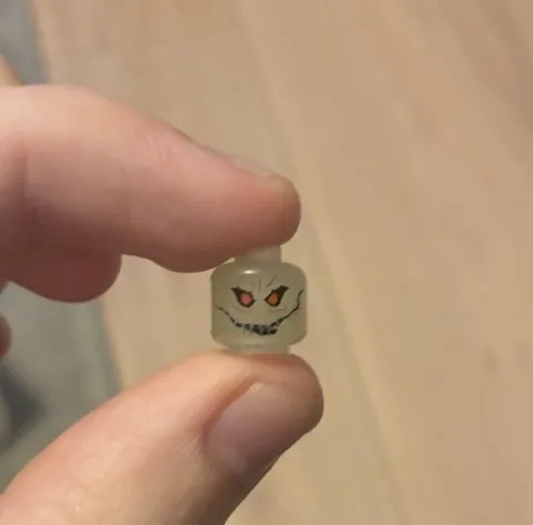LEGO BATMAN - Minifig, Head Alien, Red Eyes & Wide Stitched Smile (Scarecrow)