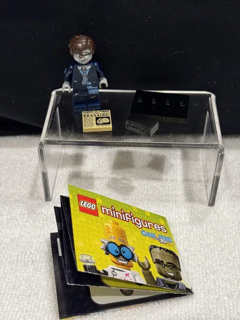 Lego Minifigure Series 14 Monsters Zombie Businessman 71010 Baseplate Leaflet 