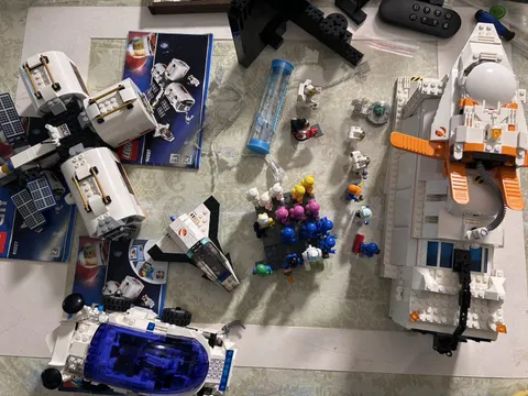LEGO SPACE LOT 24 Mini-figures Space Station Rover Star Ship- READ DISC