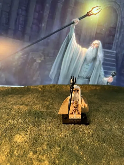 1x MINI Lord Of The Rings SARUMAN THE WHITE on original LEGO Base