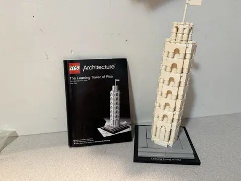 LEGO ARCHITECTURE: The Leaning Tower of Pisa (21015) (Complete w/ Instructions) 