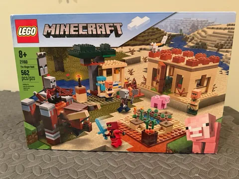 LEGO Minecraft The Illager Raid 21160 Complete Set 562 pcs [Box lightly damaged]