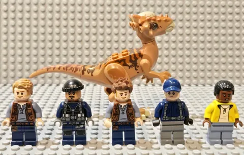LEGO JURASSIC WORLD LOT OF 5 MINI FIGURES & 1 STYGIMOLOCH DINOSAUR