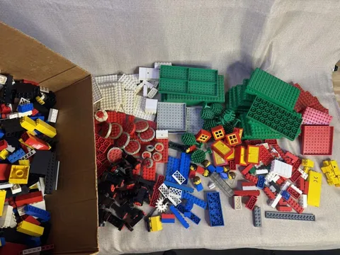 Vintage LEGO Lot 8.6 lbs 60s, 70s Samsonite Waffle Plates Homemaker Figs Wheels