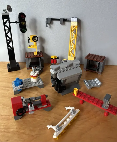 LEGO Rail Maintenance 10027 Train Engine Signal Locomotive Machine Shop EMD