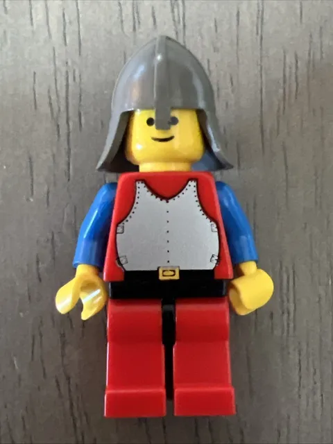 LEGO cas002 Lion Knight Breastplate Red Blue Arm Red Leg Black Hip Gray Helmet