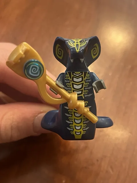 Lego Ninjago Scales Minifigure njo0040 With Hypnobrai Staff