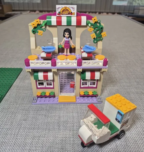 LEGO Friends: Heartlake Pizzeria (41311) Incomplete set plus additional pieces
