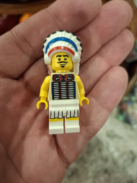 LEGO 2011 Minifigure Indian Tribal Chief Series 3 