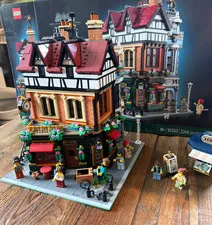 Lego 10350 Tudor Corner COMPLETE W/Box, Instr., Minifigs, and Corner Kiosk 40757