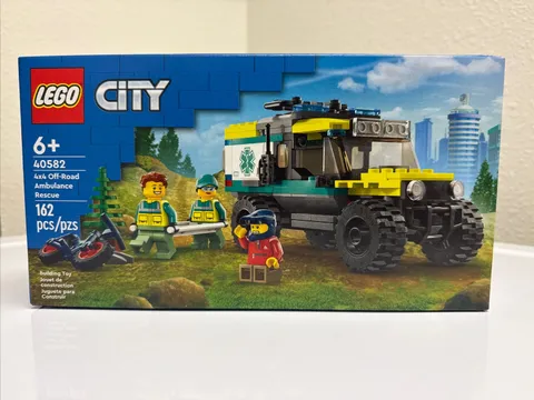 LEGO CITY: 4x4 Off-Road Ambulance Rescue (40582)