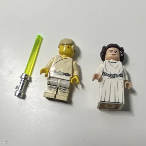 LEGO Star Wars Minifigure Lot of 2 - Princess Leia and Luke w/chrome lightsaber.