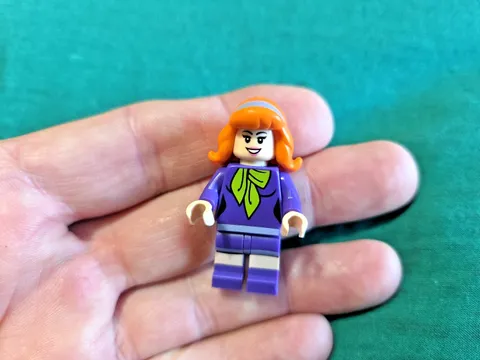 LEGO Daphne Blake Minifigure 75903 75904 scd004 Scooby-Doo  Retired Rare