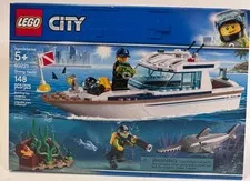 NEW LEGO 60221 DIVING YACHT City boat set scuba diver SAW SHARK fish BEACH