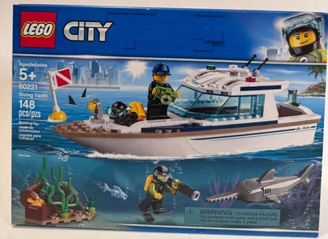 NEW LEGO 60221 DIVING YACHT City boat set scuba diver SAW SHARK fish BEACH