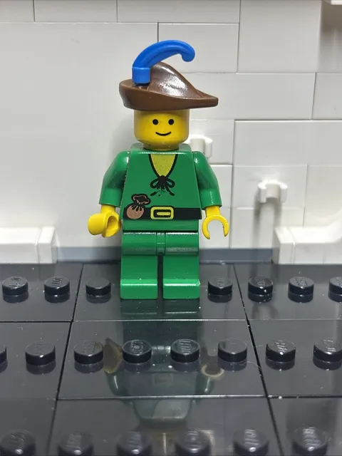 Vintage LEGO Castle Forestman Minifigure Green Feather Quiver Bow Mini Fig