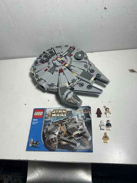 LEGO Star Wars: Millennium Falcon (4504) 99% Complete With Instructions