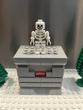 Lego Vintage Skeleton w/ Standard Skull Minifigure gen001 Castle, Pirate, Divers