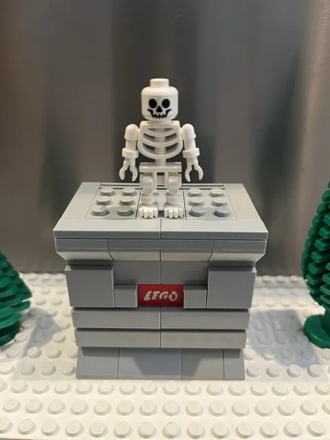 Lego Vintage Skeleton w/ Standard Skull Minifigure gen001 Castle, Pirate, Divers