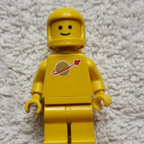 LEGO Yellow Classic Spaceman minifigure 
