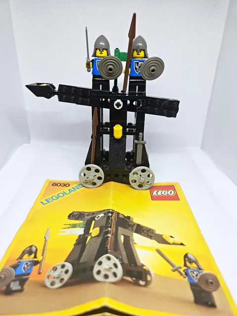 Vintage LEGO Castle 6030 Catapult (1984) – Complete w/ Instructions – Black Falc