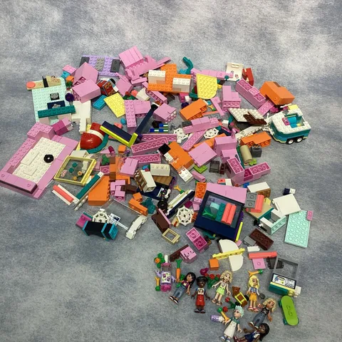 2+ Pounds LEGO FRIENDS Pieces Bulk Mixed Bricks Diner 7 Mini Figures & Dog