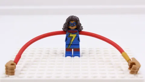 LEGO sh0375 Minifigure Marvel Super Heroes Ms Marvel Kamala Khan Long Arms 76076