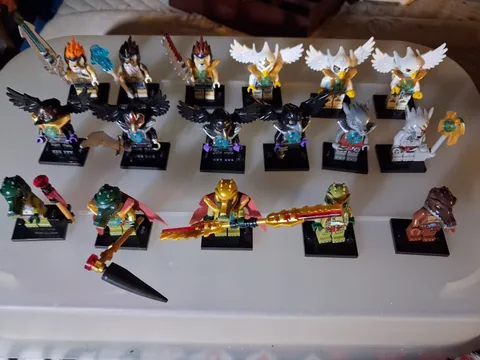 LEGO Legends of Chima Minifigures Lot  17 w/ Accessories & Stands retired