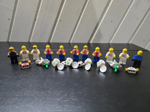 Vintage LEGO Soccer Football Minifigure Lot 11 Players 2 Balls 6 stands 1998