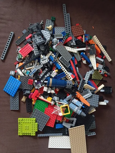 LEGO 1 kg mini figures some of pieces and mini figures can be not original