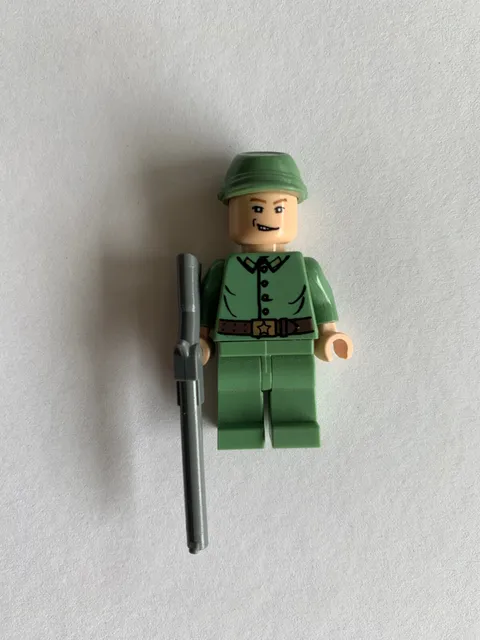LEGO Russian Guard 1 Minifigure w/weapon Indiana Jones Crystal Skull