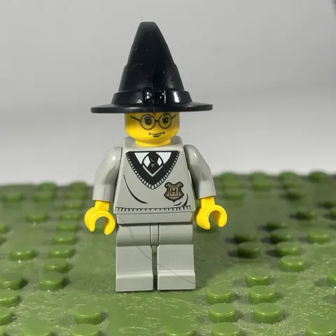LEGO Harry Potter Minifigure 4701 Yellow Head Hogwarts Emblem Wizard Hat Genuine