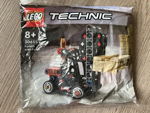 LEGO TECHNIC: Forklift with Pallet (30655)
