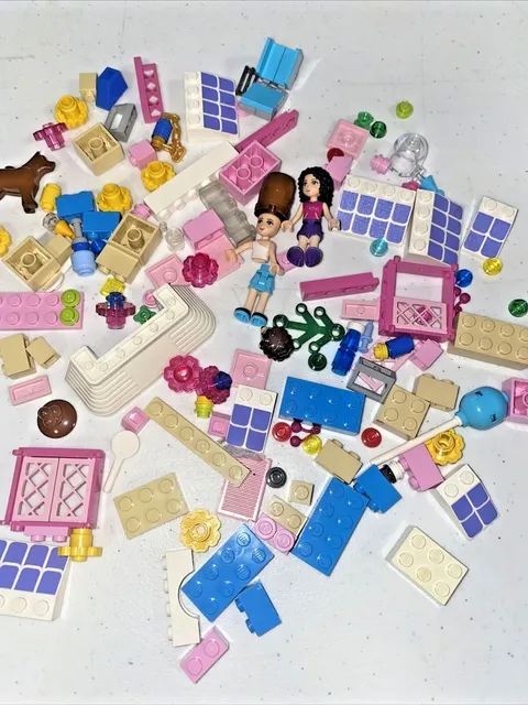 LEGO Friends Lot 142 Pieces Minifigure Dog Hedgehog Flowers Awning Bricks Window
