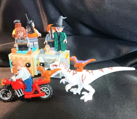 Lego Jurassic Park And Harry Potter Figurines And 2 Lego Pet Picture Blocks Nice