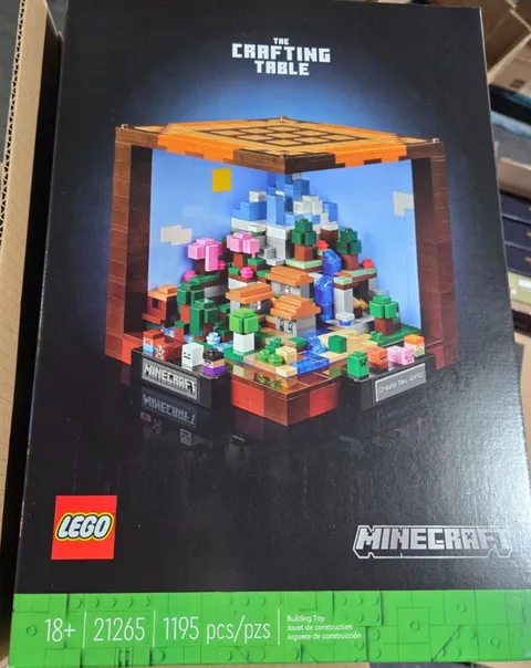 LEGO Minecraft: The Crafting Table (21265)