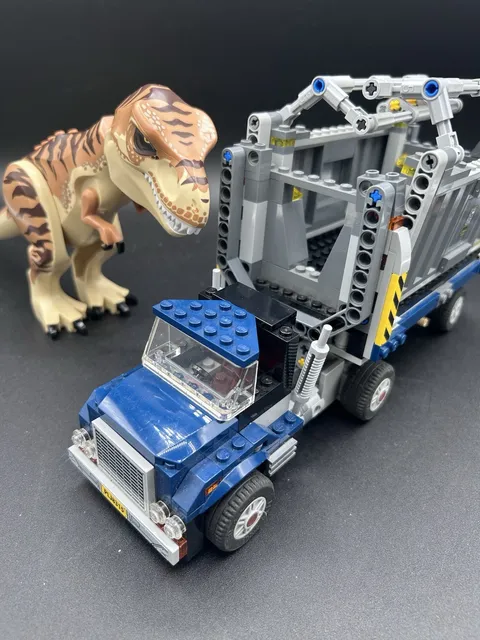 LEGO 75933 Jurassic World: T. Rex Transport - Missing Figs Approx. 75% Complete