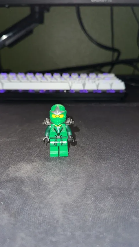 Lego Ninjago Lloyd ZX With Shoulder Armor NJO065 PRESTINE CONDITION