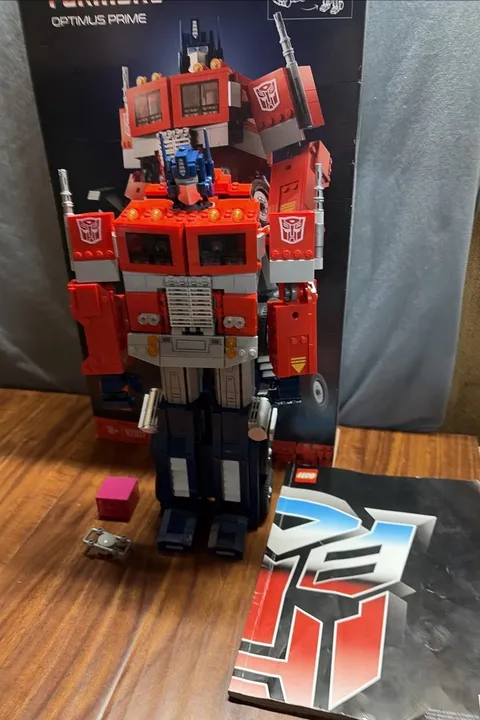 LEGO Icons: Optimus Prime (10302) - 96% complete with manual & Box No Sword,Gun