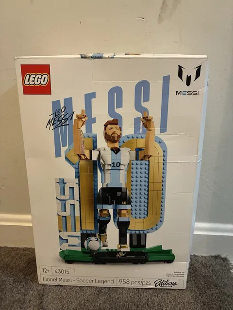 LEGO Editions Lionel Messi - Soccer Legend 43015 New Damage Box