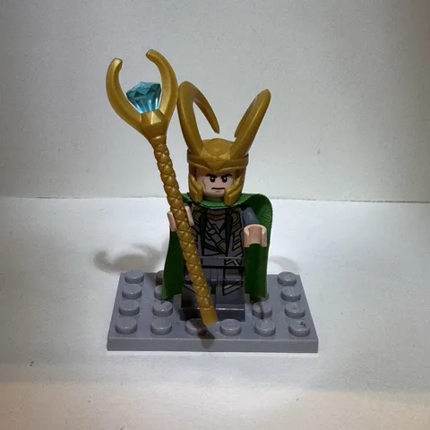 LEGO Loki Minifigure w/ Gold Helmet, Green Cape & Gold Staff 2012 (sh033)